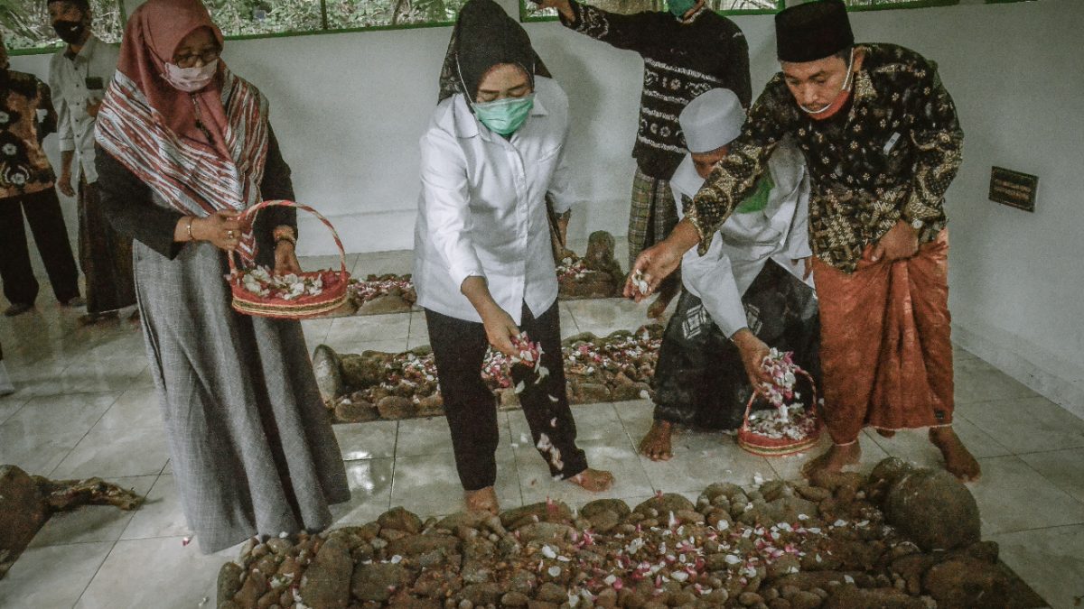 Bupati Tiwi Bersama Para Ulama Ziarah ke Makam Leluhur