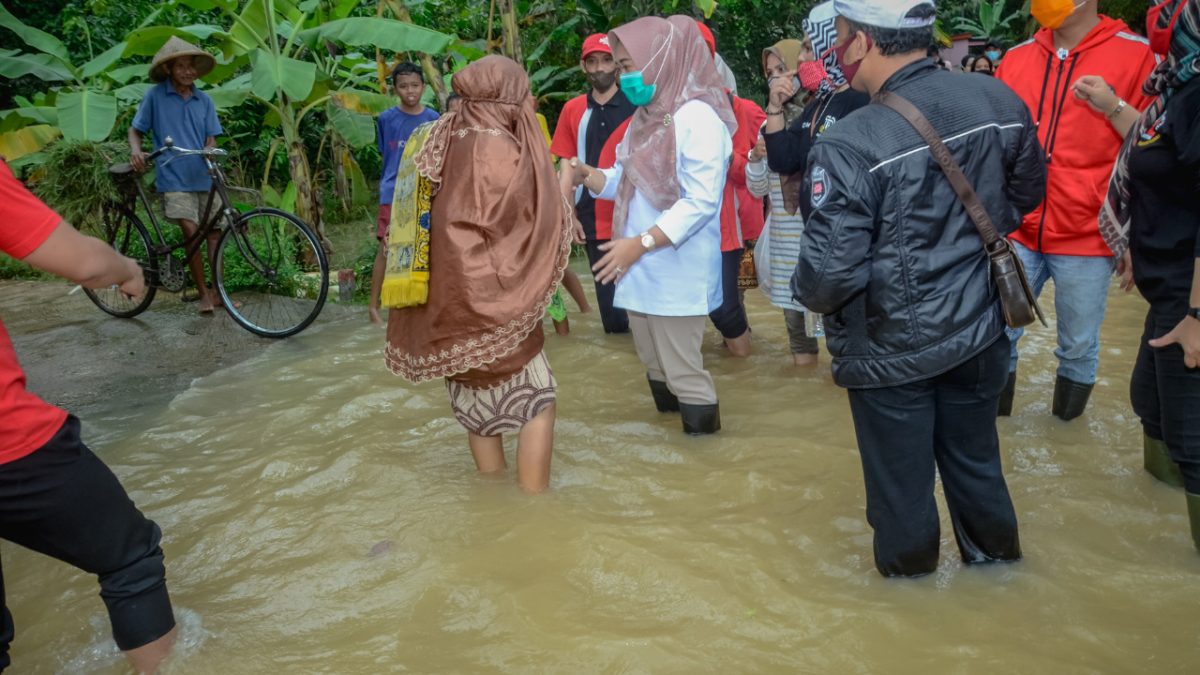 Bu Tiwi Serahkan bantuan dan Kunjungi Warga di Lokasi Banjir