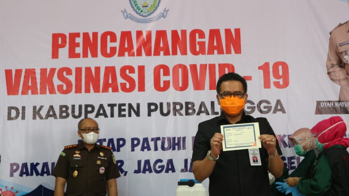 Bupati Tiwi Canangkan Vaksinasi, Ketua DPRD Divaksin Pertama