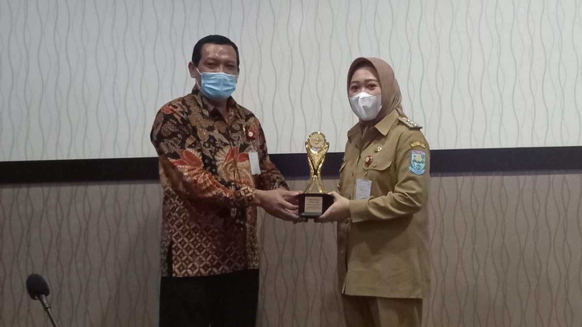 Bupati Tiwi Terima Penghargaan TPAKD Award 2020