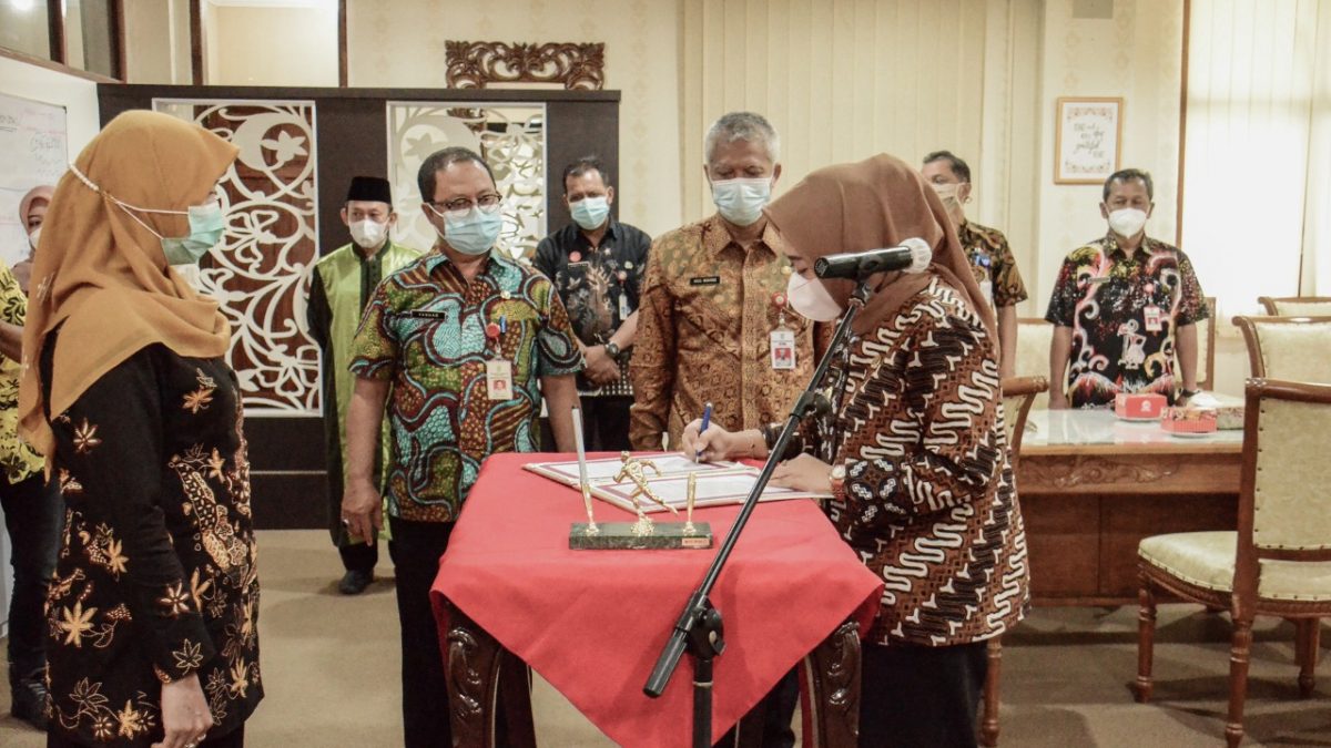 Bupati Tiwi Lantik Sri Wahyuni sebagai Direktur Perumda Puspahastama