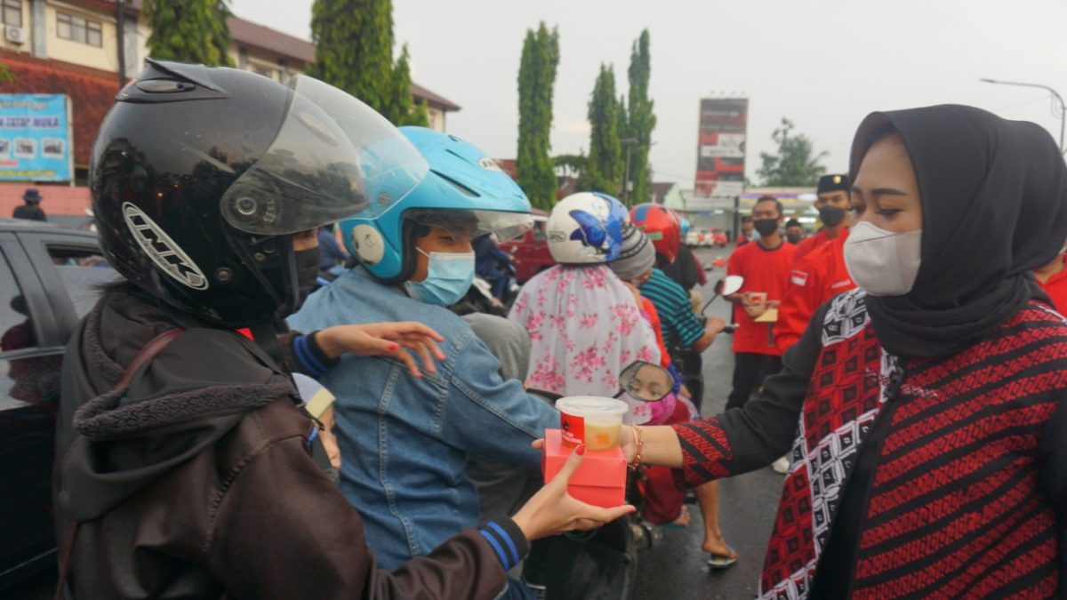 Bareng Kader Banteng, Bu Tiwi Bagikan 1000 Paket Takjil