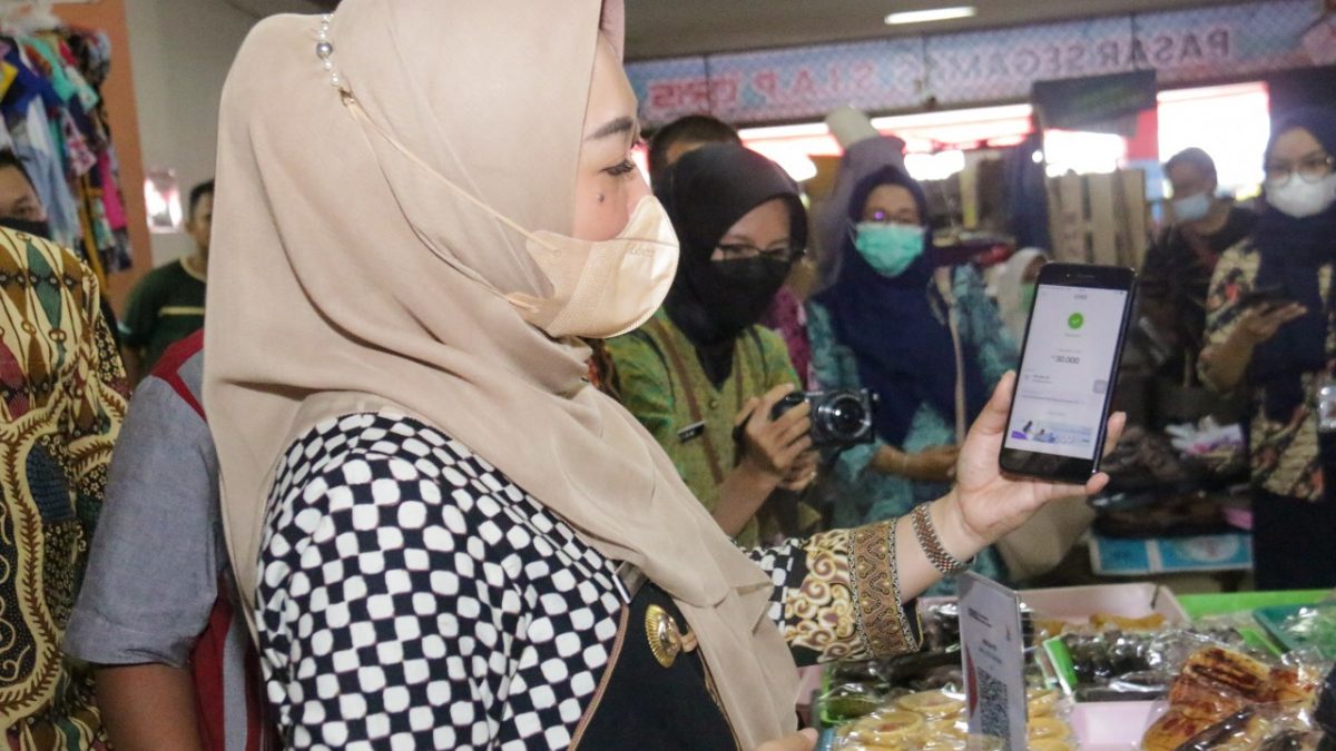 Bupati Tiwi Luncurkan  Aplikasi SIMHP dan QRIS Pasar Segamas