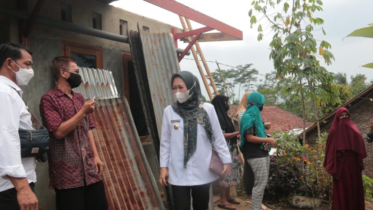 Bupati Tiwi Tinjau Lokasi Terdampak Bencana