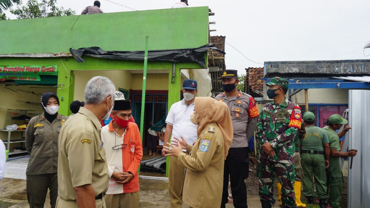 Bupati Tiwi Tinjau Dampak Angin Puting Beliung di Desa Karanggedang