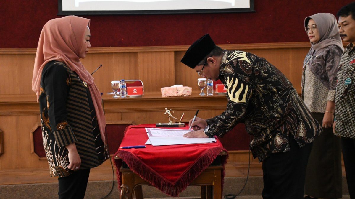 Serahkan SK Dewan Pengawas, Bupati Tiwi Titip untuk Tingkatkan Kinerja BUMD