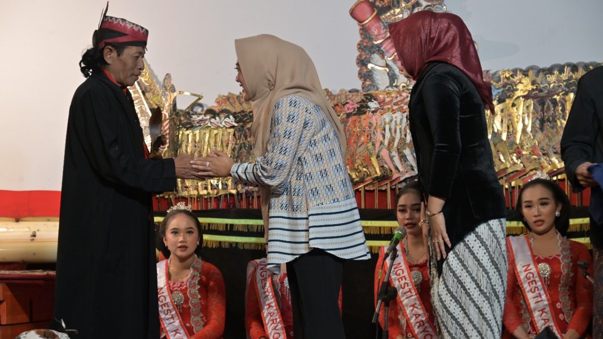 Pagelaran Wayang di Desa Toyareka, Bupati Tiwi: Tumbuhkan Kecintaan Budaya Jawa pada Generasi Muda
