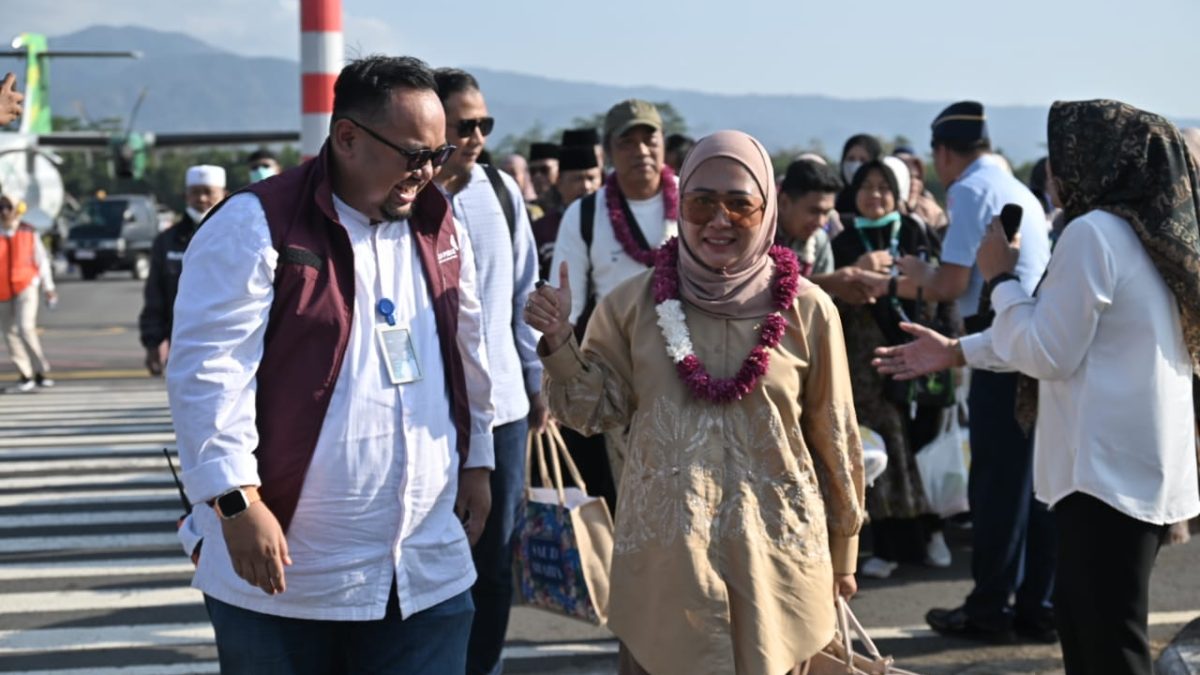 Pulang Umrah Via Bandara Soedirman, Bupati Tiwi : Pelayanan Memuaskan